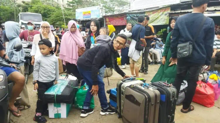 Pemudik Mulai Padati Terminal Bayangan Ciputat Kota Tangsel