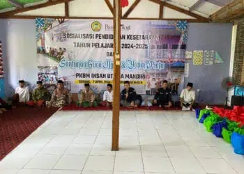 Bantenologi melakukan Santunan Guru Ngaji dan Yatim di aula PKBM Insan Utama Mandiri Sawah Luhur, Kasemen, Kota Serang, Senin (8/4/2024). (ISTIMEWA)