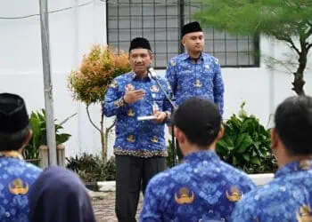 Sekda Pandeglang Ali Fahmi Sumanta, memberikan arahan kepada para pegawai saat apel pagi, di halaman kantor Setda, beberapa waktu lalu. (ISTIMEWA)