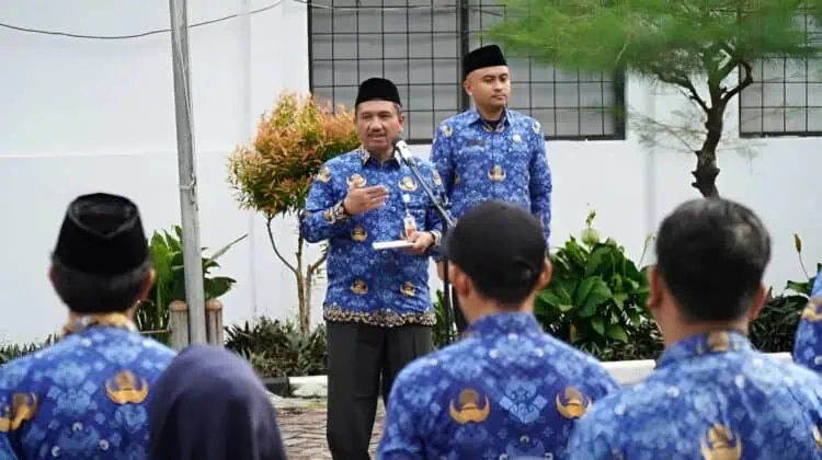 Sekda Pandeglang Ali Fahmi Sumanta, memberikan arahan kepada para pegawai saat apel pagi, di halaman kantor Setda, beberapa waktu lalu. (ISTIMEWA)