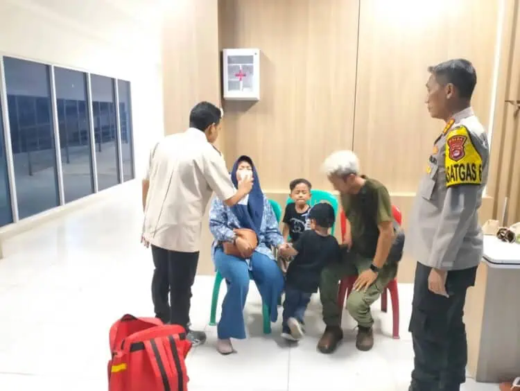 Personel Polda Banten Evakuasi Pemudik Sesak Nafas di Pelabuhan Merak