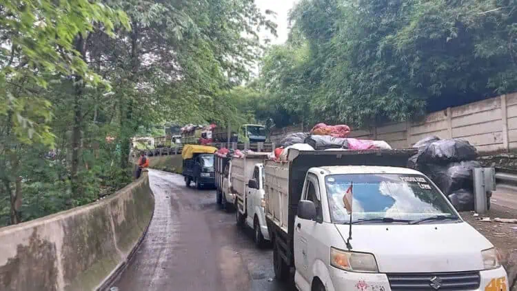 Volume Sampah Lebaran Meningkat, Truk l DLH Tangsel Antre di TPA Cipeucang
