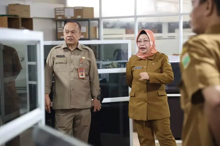 Pj Sekda Banten Virgojanti, kunjungi sejumlah OPD, pada hari pertama masuk kerja usai libur lebaran, Selasa (16/4/2024). (LUTHFI/SATELITNEWS.COM)