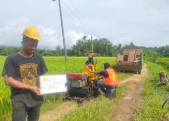 Pegawai DPUPR Kabupaten Pandeglang, memeriksa pembangunan ruas jalan Sukawaris - Tanjungan, Kecamatan Cikeusik, Kabupaten Pandeglang, beberapa waktu lalu. (ISTIMEWA)