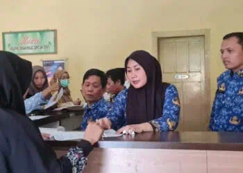 Kepala Disdukcapil Kabupaten Serang, Warnerry Poetri, melakukan pelayanan administrasi kependudukan di kantornya, Rabu (17/4/2024). (SIDIK/SATELITNEWS.COM)