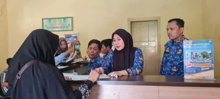 Kepala Disdukcapil Kabupaten Serang, Warnerry Poetri, melakukan pelayanan administrasi kependudukan di kantornya, Rabu (17/4/2024). (SIDIK/SATELITNEWS.COM)