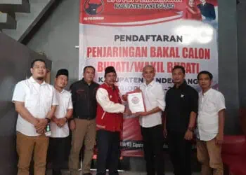 Agus Wisas (tiga dari kanan), mengambil berkas penjaringan Balon Bupati/Balon Wabup Pandeglang, di DPC PDIP Pandeglang, Senin (22/4/2024). (ADIB FAHRIE/SATELITNEWS.COM)
