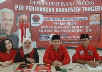 Panitia Desk Pilkada DPC PDIP Kabupaten Tangerang yang terdiri dari Didi Rosadi, Heni, dan Gita Swarantika di kantor DPC PDIP Kabupaten Serang, Selasa (23/4).
(ALFIAN/SATELITNEWS)