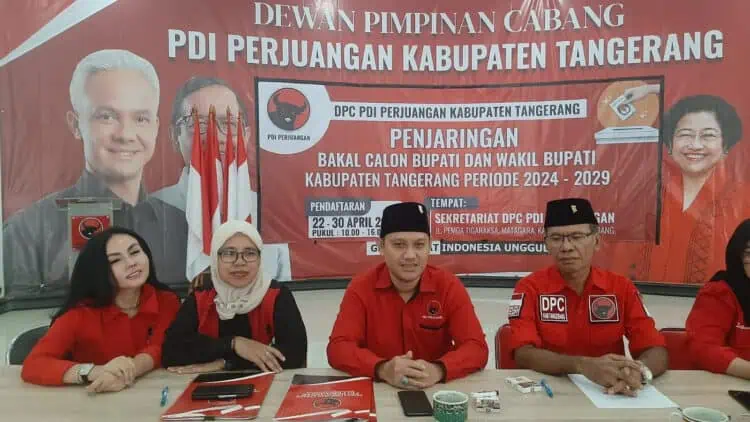 Panitia Desk Pilkada DPC PDIP Kabupaten Tangerang yang terdiri dari Didi Rosadi, Heni, dan Gita Swarantika di kantor DPC PDIP Kabupaten Serang, Selasa (23/4).
(ALFIAN/SATELITNEWS)
