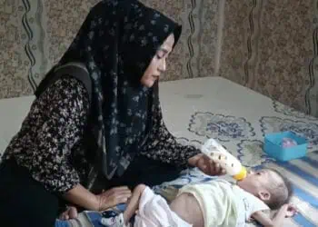 Muhammad Fahru Rozi (1,5), asal Kampung Sumur Adem, Desa Sumberjaya, Kecamatan Sumur, Kabupaten Pandeglang, terbaring dan membutuhkan perhatian serta uluran tangan. (ADIB FAHRIE/SATELITNEWS.COM)