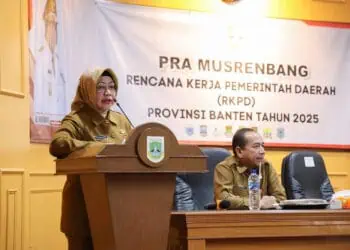 Pj Sekda Banten Virgojanti, membuka acara Pra Musrembang Rencana Kerja Pemerintah Daerah (RKPD) tahun 2025, yang diselenggarakan di Aula Bappeda Provinsi Banten, KP3B, Kota Serang, Selasa (23/4). (LUTHFI/SATELITNEWS.COM)