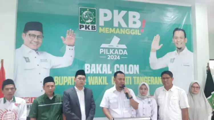 Ketua DPC Partai Kebangkitan Bangsa (PKB) Kabupaten Tangerang, Mohammad Nur Kholis sedang menggelar konferensi persi di sekretariat Jalan Pusat Pemerintahan Kabupaten Tangerang, Kecamatan Tigaraksa. (DOK/SATELITNEWS.COM)
