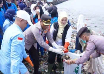 Bupati Pandeglang Irna Narulita dan jajaran pejabat Forkopimda, mengikuti bersih-bersih sampah di kawasan Teluk, Kecamatan Labuan, Kabupaten Pandeglang, Rabu (24/4/2024). (ISTIMEWA)