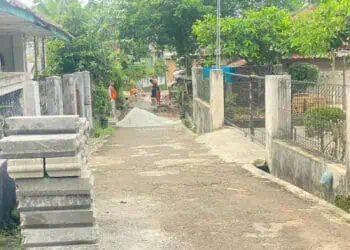 Proses pembangunan jalan di Kampung Pasar Heubeul, Kelurahan Kabayan, Kecamatan Pandeglang, Kabupaten Pandeglang, Kamis (25/4/2024). (ISTIMEWA)