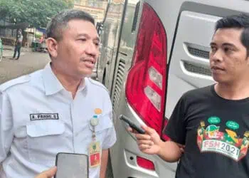 Sekda Pandeglang Ali Fahmi Sumanta (kiri), sedang di wawancara wartawan. (ISTIMEWA)