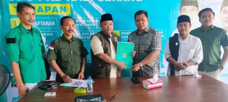 Anggota DPR RI dari Fraksi PPP, Iip Miftahul Khoir, ambil formulir pendaftaran ke DPC PKB Kabupaten Serang, Jumat (26/4/2024). (SIDIK/SATELITNEWS.COM)
