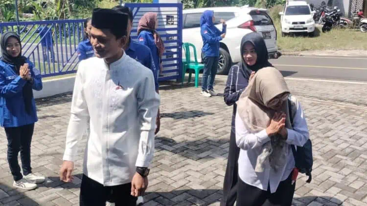 Datangi DPC Demokrat Bersamaan, Apakah Ini Sinyal Iing - Dewi Akan Berpasangan ?