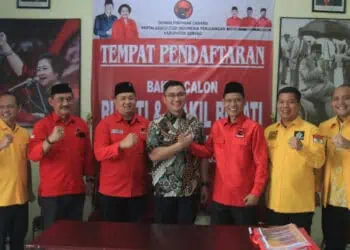 Andika Hazrumy, mengembalikan formulir pendaftaran Bakal Calon Bupati ke DPC PDIP Kabupaten Serang, Sabtu (27/4/2024). (SIDIK/SATELITNEWS.COM)