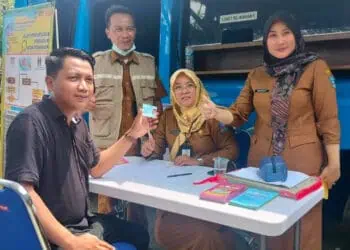 Seorang warga pendatang di Kecamatan Jawilan, Kabupaten Serang, tengah mengurus perpindahan identitas kependudukan di Disdukcapil Kabupaten Serang, Senin (29/4/2024). (SIDIK/SATELITNEWS.COM)