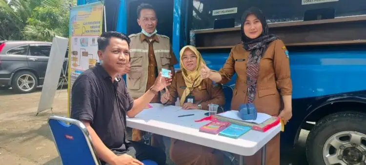 Seorang warga pendatang di Kecamatan Jawilan, Kabupaten Serang, tengah mengurus perpindahan identitas kependudukan di Disdukcapil Kabupaten Serang, Senin (29/4/2024). (SIDIK/SATELITNEWS.COM)