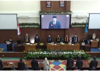 Pj Gubernur Banten Al Muktabar, menghadiri acara Sidang Paripurna Istimewa Hari Jadi ke 150 Kabupaten Pandeglang, Senin (1/4/2024). (MARDIANA/SATELITNEWS.COM)