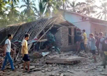 Satu Rumah Ambruk, Tiga Orang Warga Pagelaran Pandeglang Dilarikan ke Puskesmas