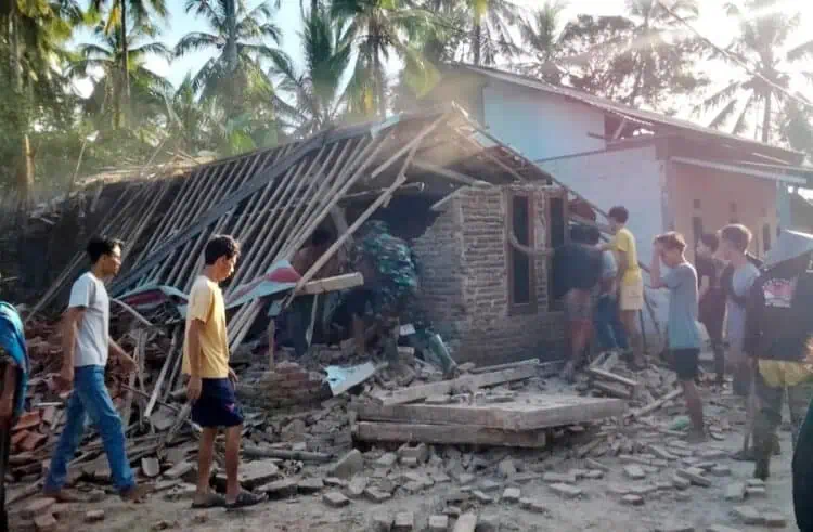 Satu Rumah Ambruk, Tiga Orang Warga Pagelaran Pandeglang Dilarikan ke Puskesmas