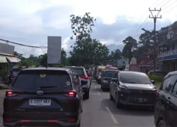 Jalur Labuan - Pandeglang, tepatnya di Cipacung - Mengger, terlihat padat merayap, Senin (8/4/2024). (MARDIANA/SATELITNEWS.COM)