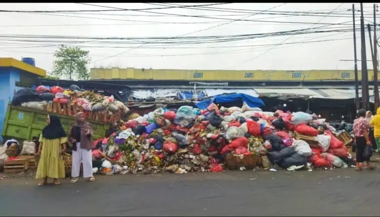 Seminggu Tidak Diangkut, Sampah Menumpuk Satu Meter di Pasar Jombang