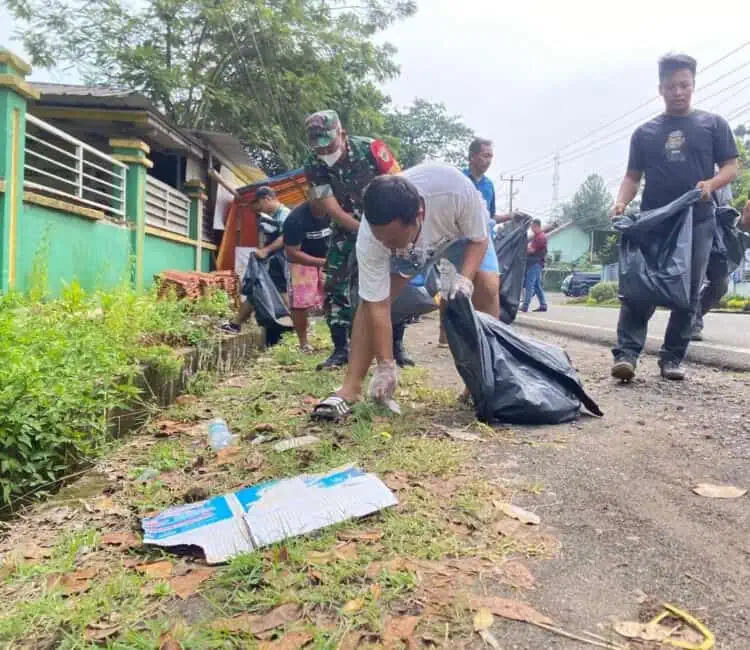 Operasi Semut Bersihkan Sampah di Jalur Wisata Pantai Carita Kembali Digalakkan