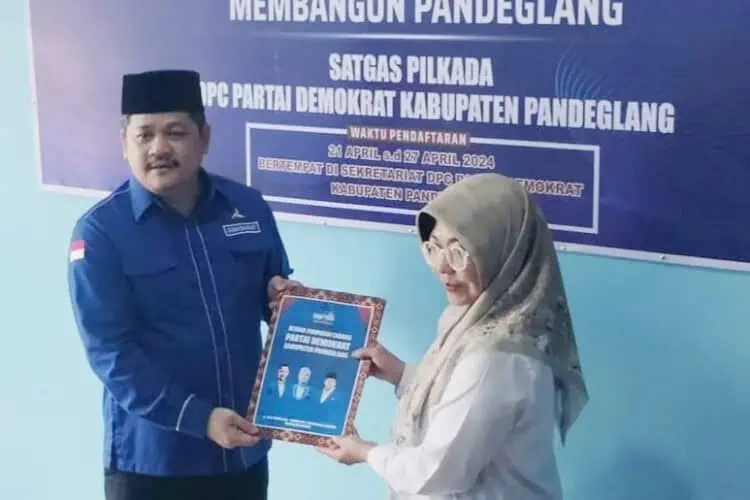 Raden Dewi Setiani, serahkan berkas penjaringan Balonbup ke DPC Partai Demokrat, Sabtu (27/4/2024). (ADIB FAHRIE/SATELITNEWS.COM)