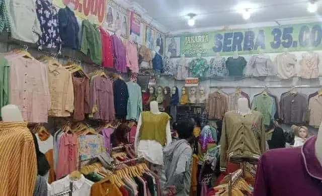 Jelang Lebaran, Omzet Pedagang Baju di Lebak Naik Hingga 300 Persen