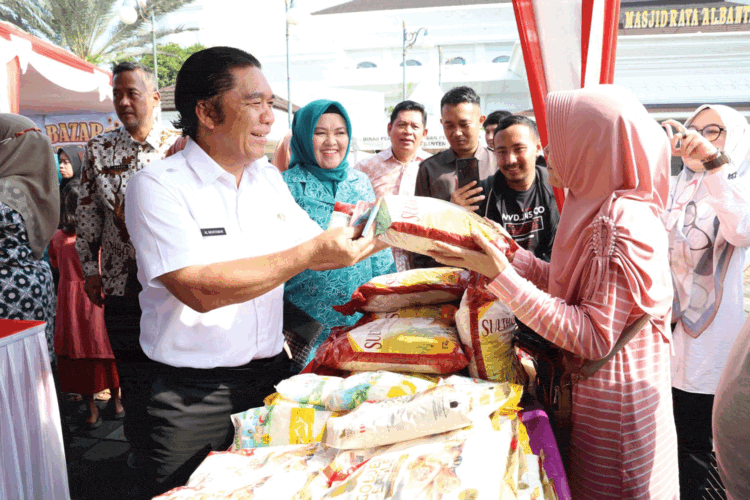 Buka Bazar Ramadan Provinsi Banten, Al Muktabar Ikut Layani Pembeli Beras