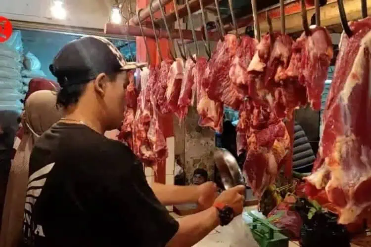 Pedagang daging di Pasar Badak Pandeglang, sedang melayani pembeli. (ISTIMEWA)