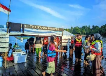 Wisatawan sedang menikmati keindahan Pantai Carita, Kabupaten Pandeglang, dari atas keramba apung. (ISTIMEWA)