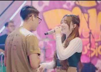 Happy Asmara dan Gilga Sahid menyanyikan lagu Demi Kowe yang diciptakan Pendhoza. (TANGKAPAN LAYAR YOUTUBE)
