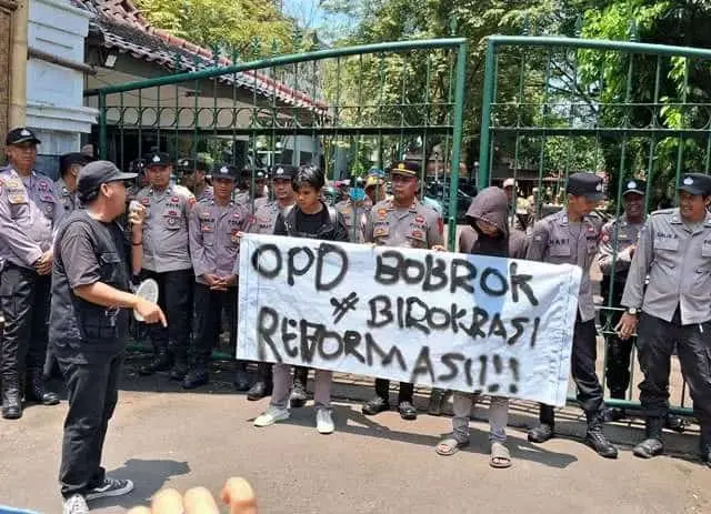 Dituding Tak Berizin, Keberadaan Peternakan Ayam di Lebak Diprotes