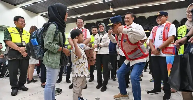 Menhub Budi Karya Sumadi mengobrol dengan calon penumpang di Bandara Soekarno-Hatta, Banten, Jumat (12/4/2024). (ISTIMEWA/RM)