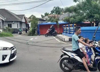 Kabel Semrawut dan Menjuntai di Cipondoh, Pengedara Sempat Tersangkut
