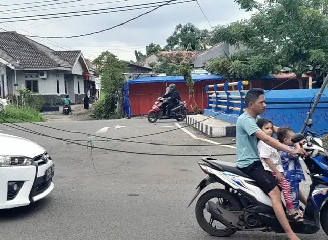 Kabel Semrawut dan Menjuntai di Cipondoh, Pengedara Sempat Tersangkut