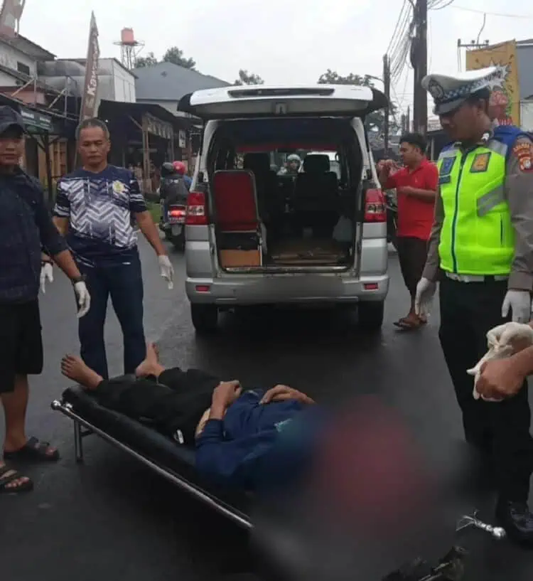 Pria Paruh Baya Tewas Tertabrak Truk di Ciputat