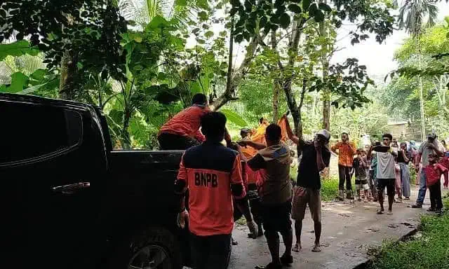 EVAKUASI JASAD: Petugas BPBD saat mengevakuasi jasad pria yang ditemukan di area persawahan. MULYANA/SATELIT NEWS.COM
