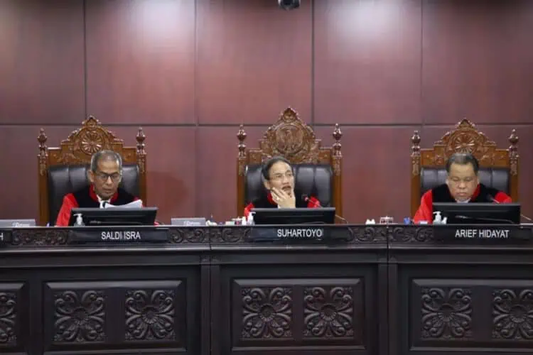 Ada Dissenting Opinion Tiga Hakim, MK Tolak Gugatan 01 dan 03