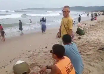 Cuaca Ekstrem, Pengunjung Pantai di Lebak Dimintai Perhatikan Keselamatan