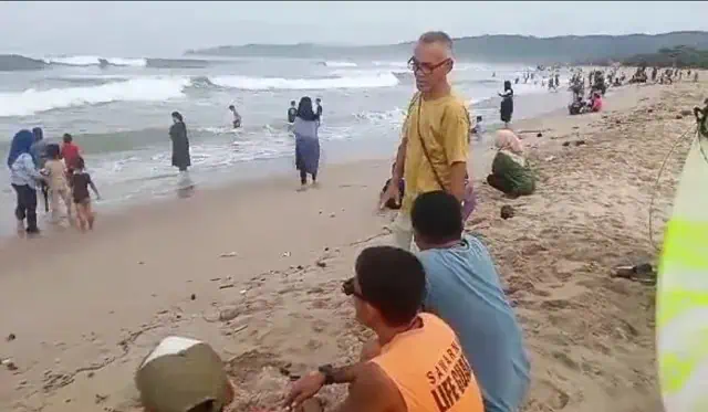 Cuaca Ekstrem, Pengunjung Pantai di Lebak Dimintai Perhatikan Keselamatan