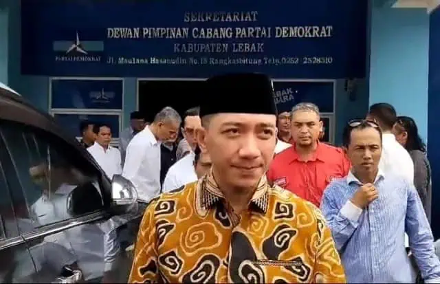 Mochamad Hasbi Asyidiki Jayabaya, selepas menyerahkan formulir pendaftaran Bacabup ke Partai Demokrat di Jalan Maulana Hasanudin, Desa Cilangkap, Kecamatan Kalanganyar, Kabupaten Lebak. ISTIMEWA