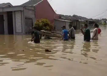Diduga Tanggul Jebol, 542 Jiwa Terendam Banjir di Perumahan Grand Harmoni II