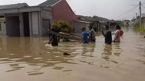 Diduga Tanggul Jebol, 542 Jiwa Terendam Banjir di Perumahan Grand Harmoni II