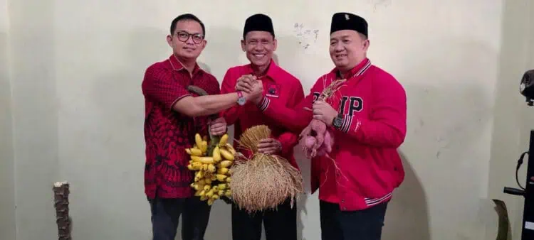 Kades Ranca Sumur Kembalikan Formulir Balonbup ke DPC PDIP Kabupaten Serang