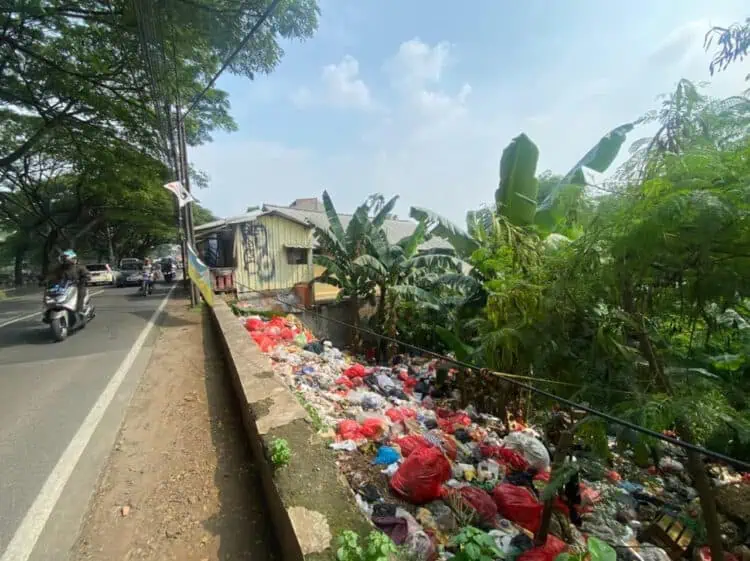 Pengendara Keluhkan Aroma Busuk Dari Sampah di Jalan Padjajaran Pamulang